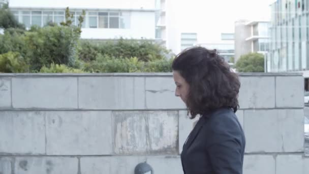 Pengusaha wanita Kaukasia yang sedang naik ke atas — Stok Video