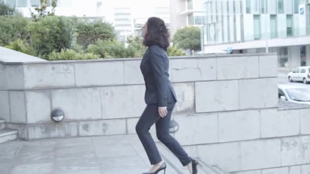 Wanita pengusaha Kaukasia paruh baya yang mengenakan jas berjalan ke lantai atas — Stok Video