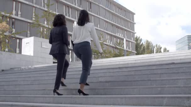 Twee succesvolle zakenvrouwen gaan naar boven — Stockvideo
