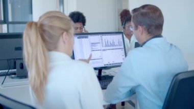 Yeni çalışan monitördeki mali verileri soruyor.