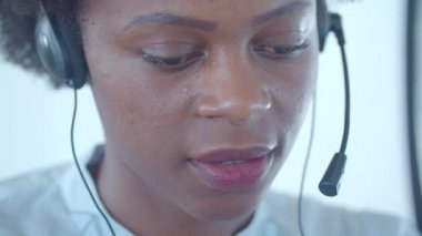 Afrika kökenli Amerikalı çağrı merkezi çalışanının yüzü