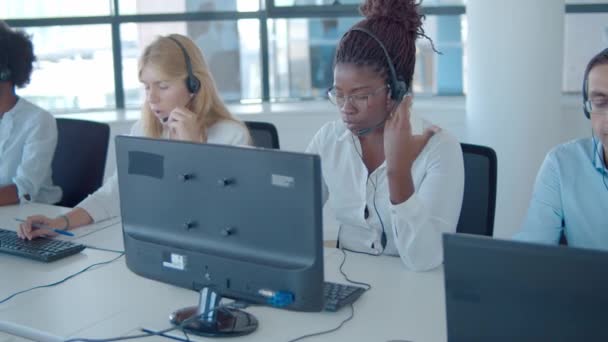 Grupo de operadores de call center en auriculares — Vídeo de stock