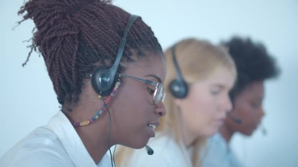 Allvarlig afroamerikansk call center arbetare i headset — Stockvideo