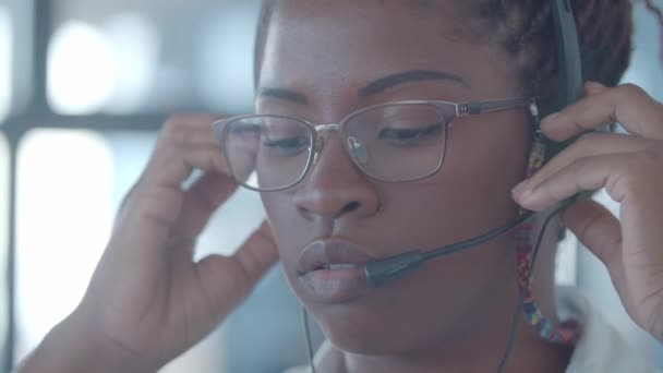 Ansikte på afroamerikanska call center arbetare sätta på headset — Stockvideo
