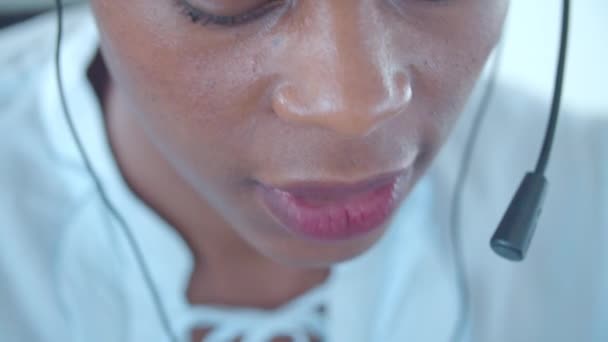 ヘッドセットのアフリカ系アメリカ人コールセンターコンサルタントの顔 — ストック動画