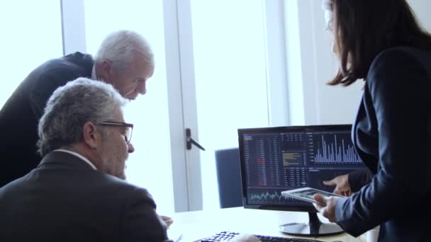 Investasi profesional menganalisis bursa saham — Stok Video