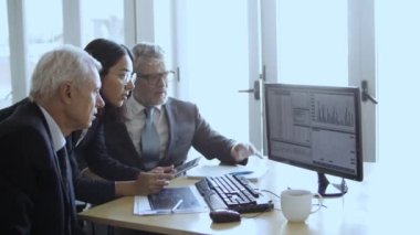 Borsa istatistiklerini izleyen endişeli yatırımcılar