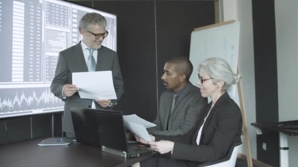 Setkání finančního poradce s klienty v zasedací místnosti — Stock video