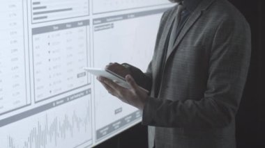 Odaklanmış siyahi profesyonel yatırımcı