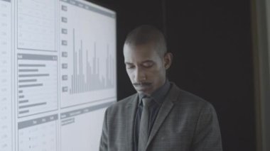 Ticari tabloları analiz eden ciddi bir kara borsacı.