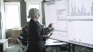 Finansal profesyoneller birlikte çalışıyor.