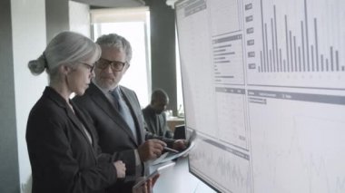 Finans piyasasını analiz eden profesyonel tüccarlar