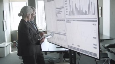 Profesyonel yatırımcılar birlikte çalışıyor.