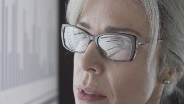 Εστιασμένη γυναίκα επαγγελματίας επιχείρηση σε γυαλιά — Αρχείο Βίντεο