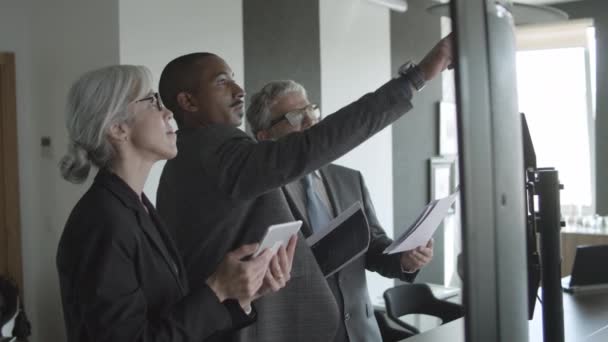 Conselheiro financeiro afro-americano apresentando gráficos comerciais — Vídeo de Stock