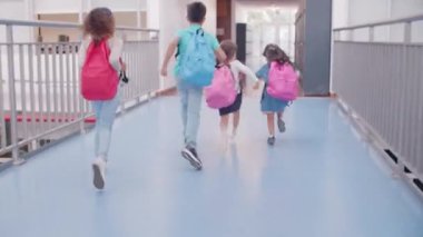 Farklı yaşlardaki öğrenciler okuldan ayrılıyor.