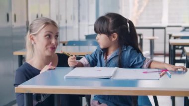 Mutlu bayan öğretmen ve Latin kız öğrenci