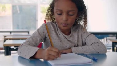 Odaklanmış Afrikalı Amerikalı ilkokul kızı