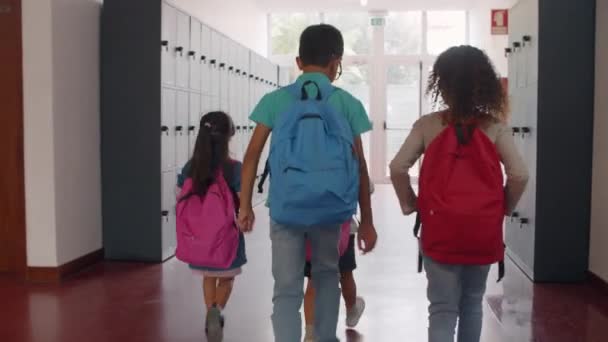 Diverse groepen leerlingen van verschillende leeftijden die de school verlaten — Stockvideo