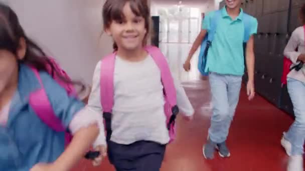 Olika grupper av skolbarn i olika åldrar springer — Stockvideo