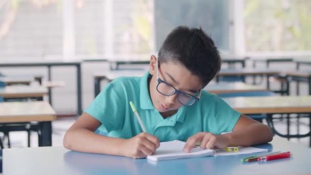 Focado aluno latino menino vestindo óculos — Vídeo de Stock