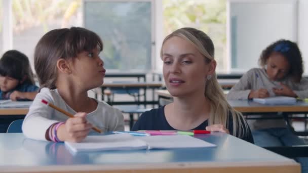Leraar basisschool helpen Latijn leerling meisje — Stockvideo