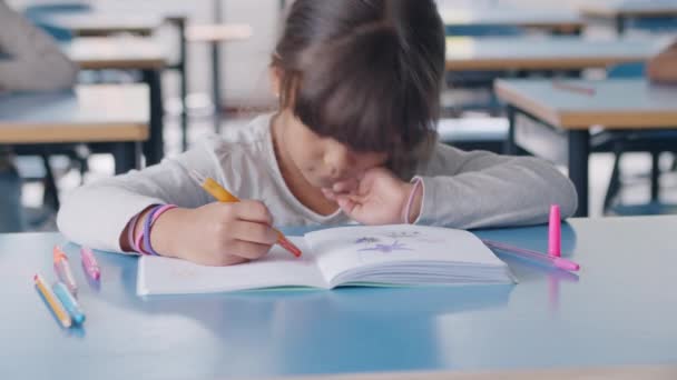 Cansado cansado latino primário estudante usando marcador colorido — Vídeo de Stock