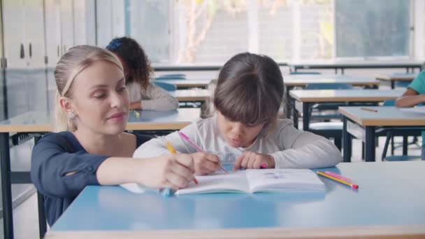 Insegnante di scuola primaria che mostra e spiega il compito — Video Stock