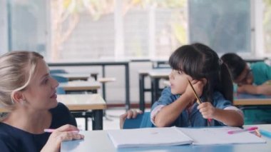 Dost canlısı bayan öğretmen ve Latin kız öğrenci.