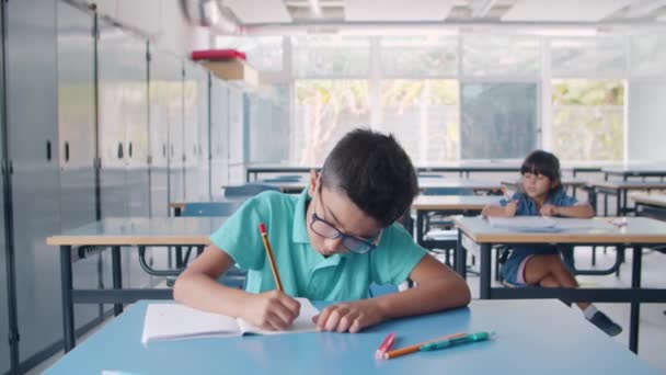 Alumno latino enfocado con gafas — Vídeos de Stock