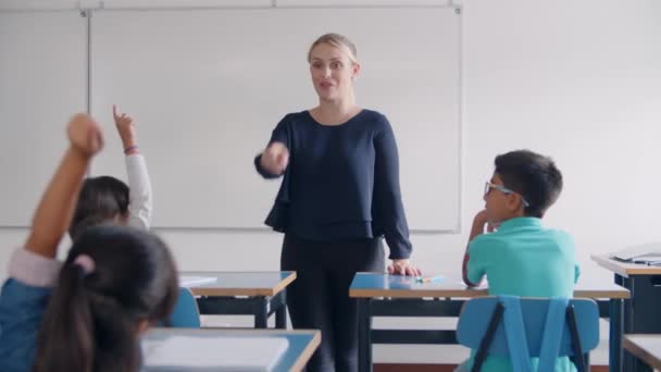 Vänlig lärare ger och förklarar uppgift — Stockvideo