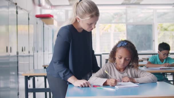 Vriendelijke vrouwelijke schooljuf geeft hulp — Stockvideo