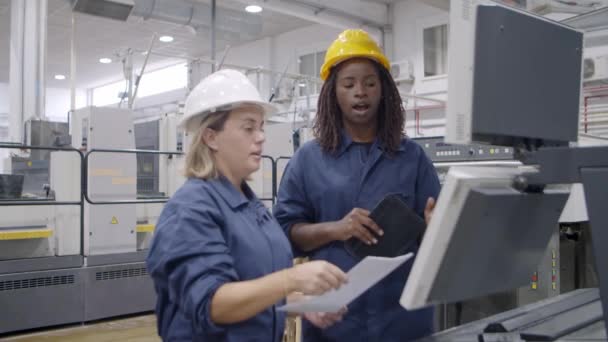 Negro mujer industrial experto presentando máquina — Vídeos de Stock