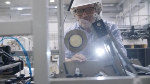 Koncentrált érett gyári mérnök keménykalapot visel — Stock videók