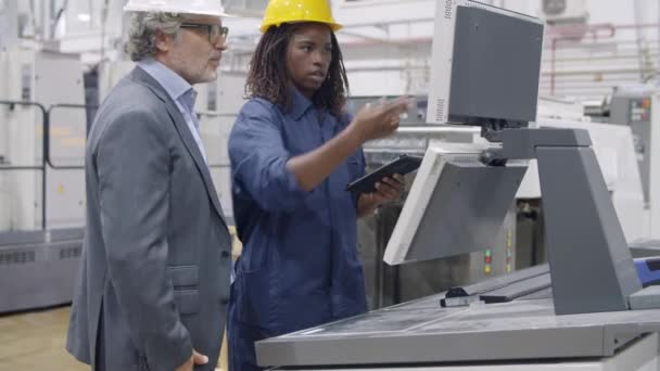 非裔美国女工厂工程师展示机械工作 — 图库视频影像