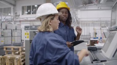Afrika kökenli Amerikalı kadın fabrika mühendisi.
