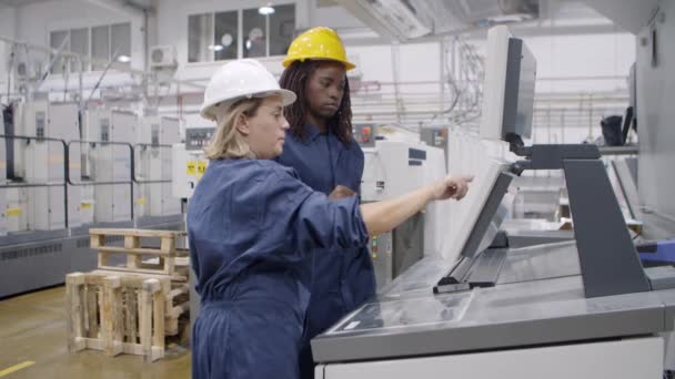 Vrouwelijke fabrieksarbeider van middelbare leeftijd die een bekwaamheidsexamen doet — Stockvideo