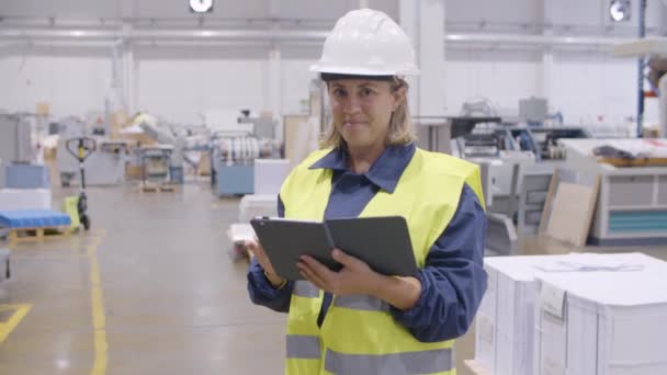 Zaměstnankyně továrny středního věku se dívá do kamery — Stock video