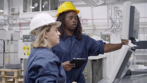 Afrika kökenli Amerikalı kadın fabrika mühendisi. — Stok video