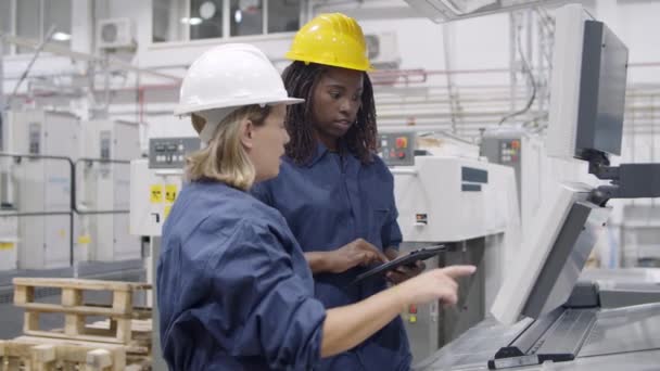 Diversos colegas de fábrica do sexo feminino estudando nova máquina — Vídeo de Stock