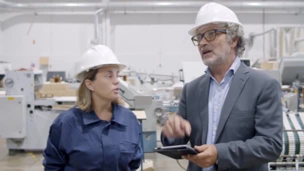 Oudere inspecteur met tablet commentaar machines werkproces — Stockvideo