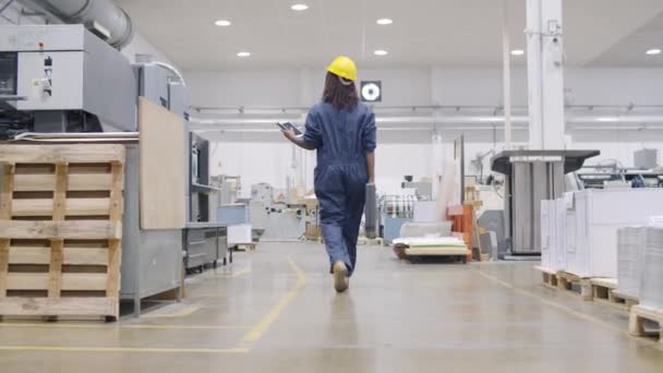 带工具箱的黑人女工厂工程师 — 图库视频影像