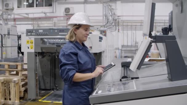 Glad medelålders fabriksingenjör testar industrimaskin — Stockvideo