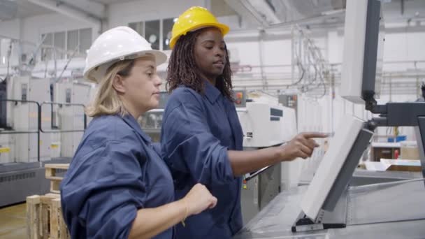 Afro-Amerikaanse vrouwelijke fabriek mentor onderwijs werknemer — Stockvideo
