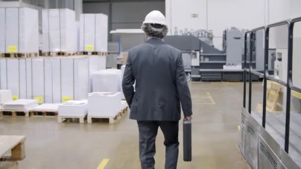 Ανώτερος μηχανικός αρσενικού εργοστασίου φορώντας επίσημο κοστούμι — Αρχείο Βίντεο