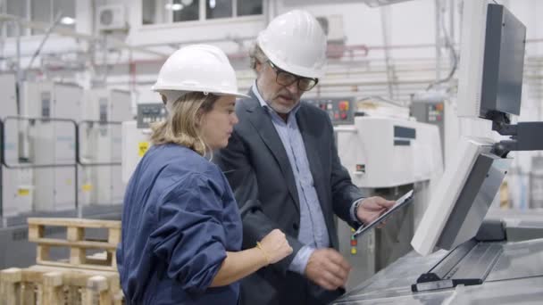 Ingeniero Senior empleado de la fábrica de enseñanza — Vídeos de Stock