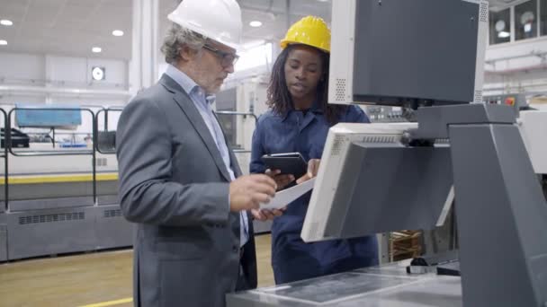 Zwarte vrouwelijke fabriek professionele staande op het bedieningspaneel — Stockvideo