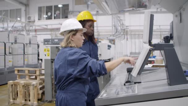 Vrouwelijke fabrieksmedewerker van middelbare leeftijd die een bekwaamheidsexamen aflegt — Stockvideo