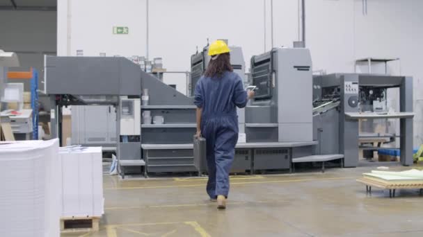 Técnico femenino negro de la fábrica con caja de herramientas — Vídeos de Stock