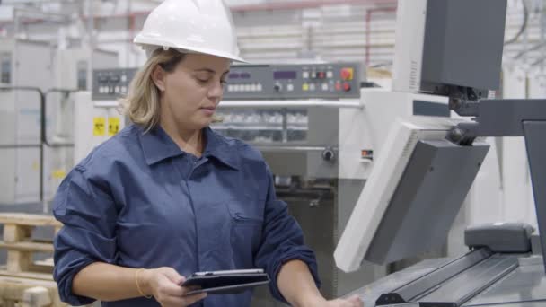 産業機械を操作する集中型中年技術者 — ストック動画
